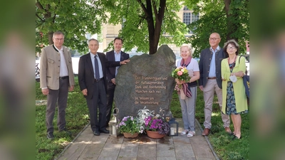 Im Zuge der Gedenkfeier wurden Blumen am Gedenkstein abgelegt: v.l. Johannes Singhammer, Reinhold Babor, Andreas Babor, Margot Günther, Bernhard Loos und Franziska Miroschnikoff. (Foto: Gabriele Schmoll)