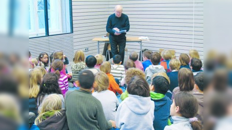 Gespannt verfolgten die Schülerinnen und Schüler Kikis Erlebnisse, die Klaus Heilmann lebendig werden ließ. (Foto: pi)
