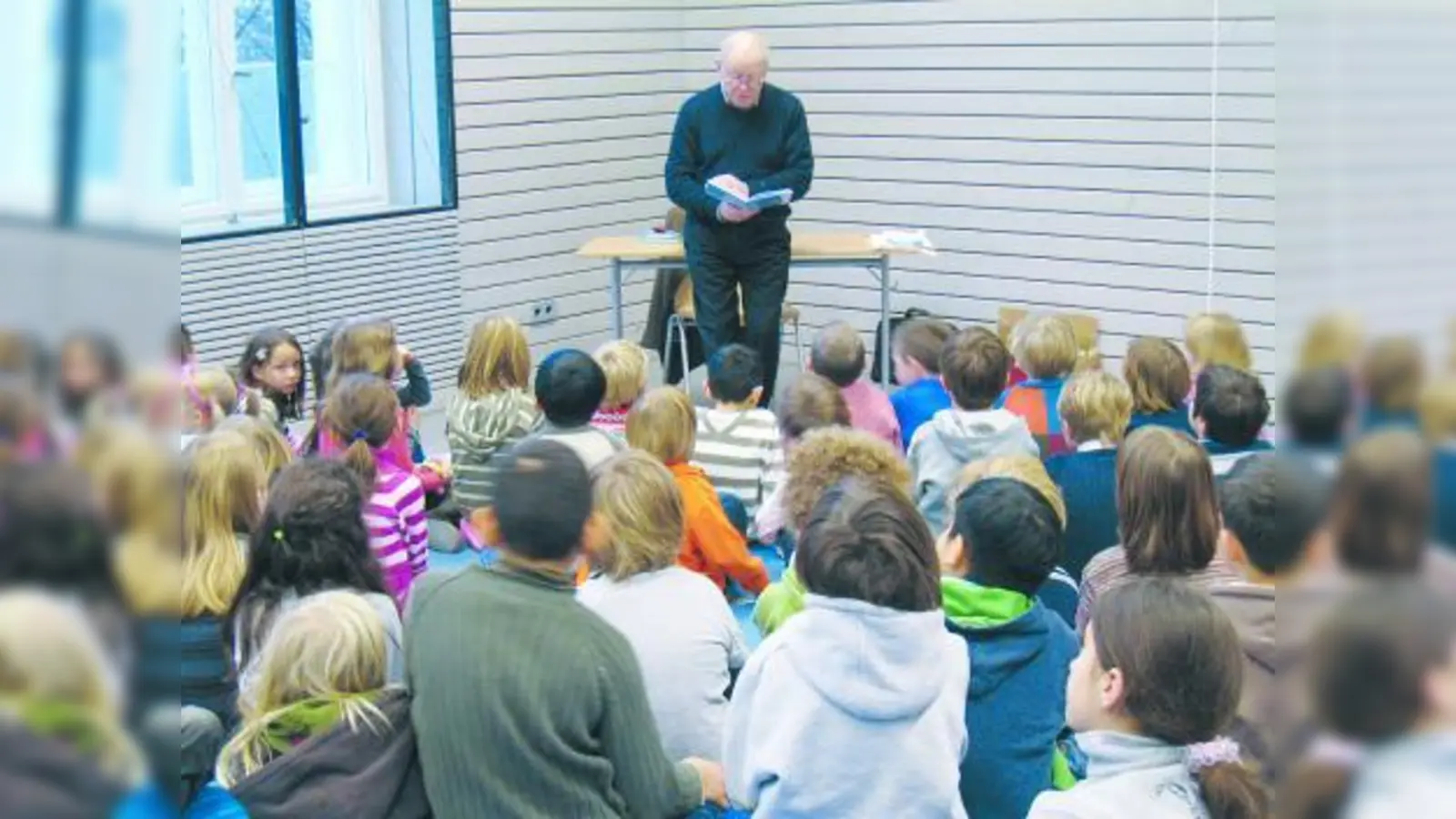 Gespannt verfolgten die Schülerinnen und Schüler Kikis Erlebnisse, die Klaus Heilmann lebendig werden ließ. (Foto: pi)