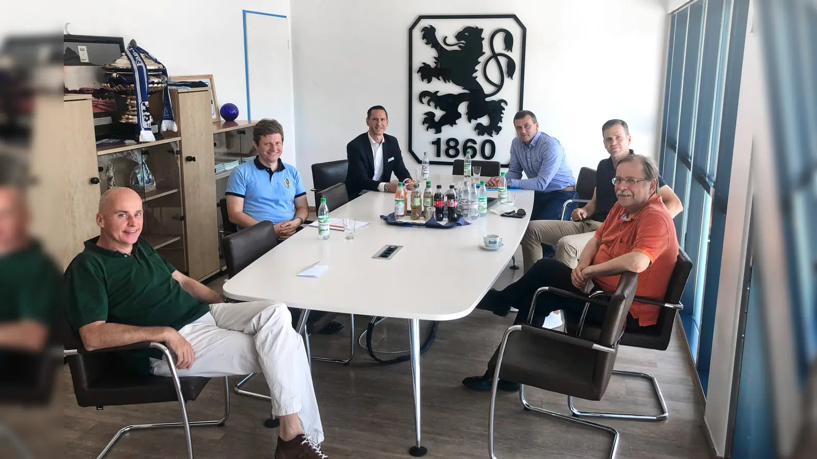 Lösungsorientiert: Präsident Robert Reisinger, Abteilungsleiter Roman Beer, Geschäftsführer Marc-Nicolai Pfeifer, der Leiter des Nachwuchsleistungszentrums Manfred Paula, Oliver Bierhoff und Dr. Rainer Koch vom DFB (v. li.). Foto: TSV 1860 (Foto: TSV 1860)