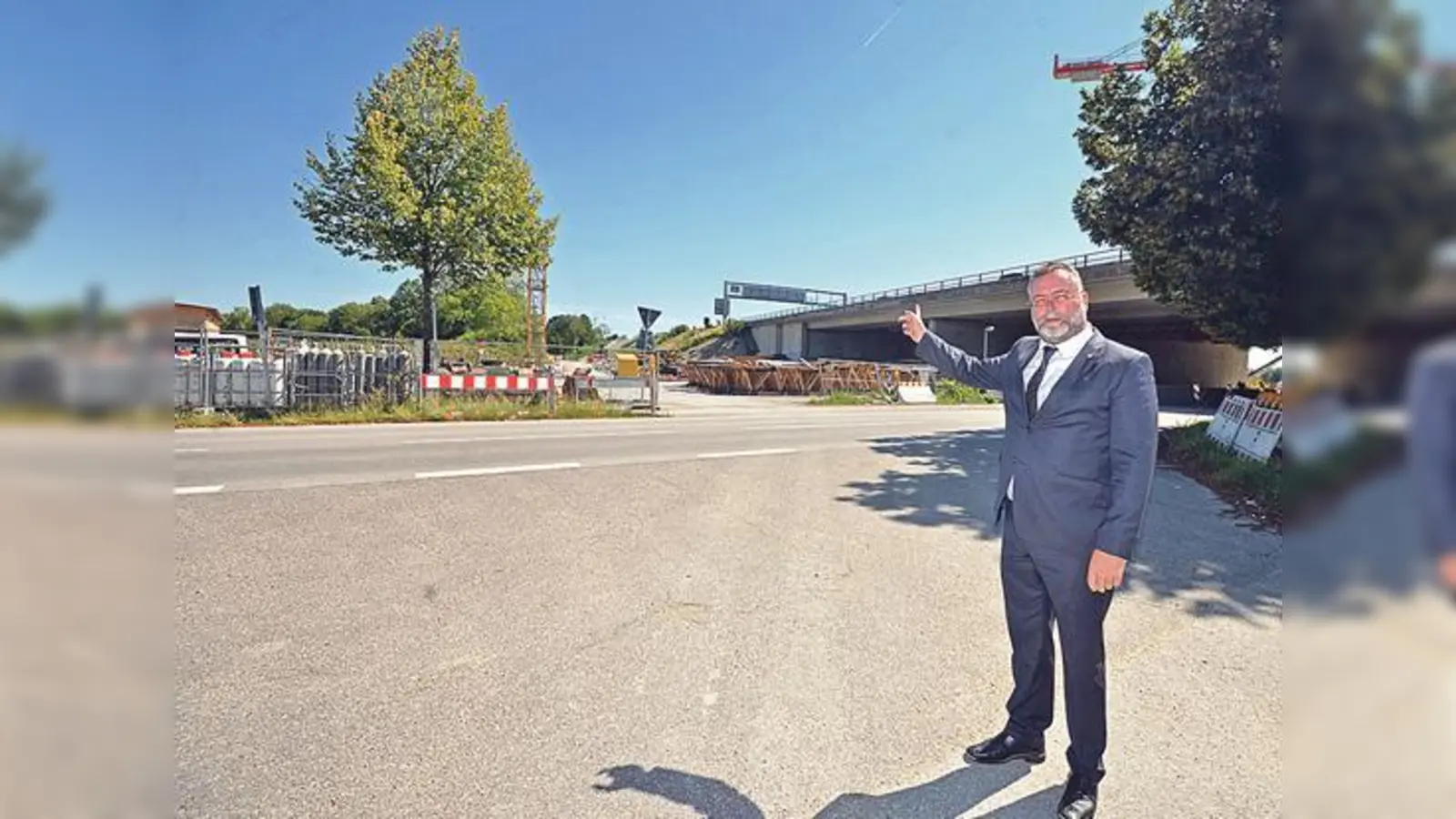 Hier entsteht der Schutzwall an der Autobahn: Bürgermeister Alexander Greulich ist erleichtert, dass Ismaning eine Lärmschutzwand bekommt.	 (Foto: Büro Dr. Alexander Greulich)