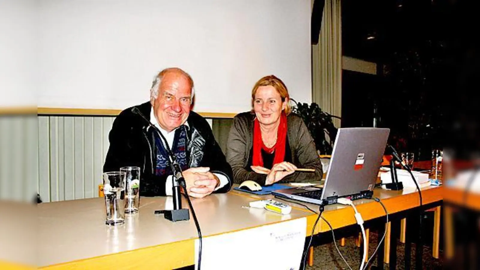 Oskar Holl und Birgit Weber bei der Eröterungsveranstaltung im Bennosaal.	 (Foto: js)