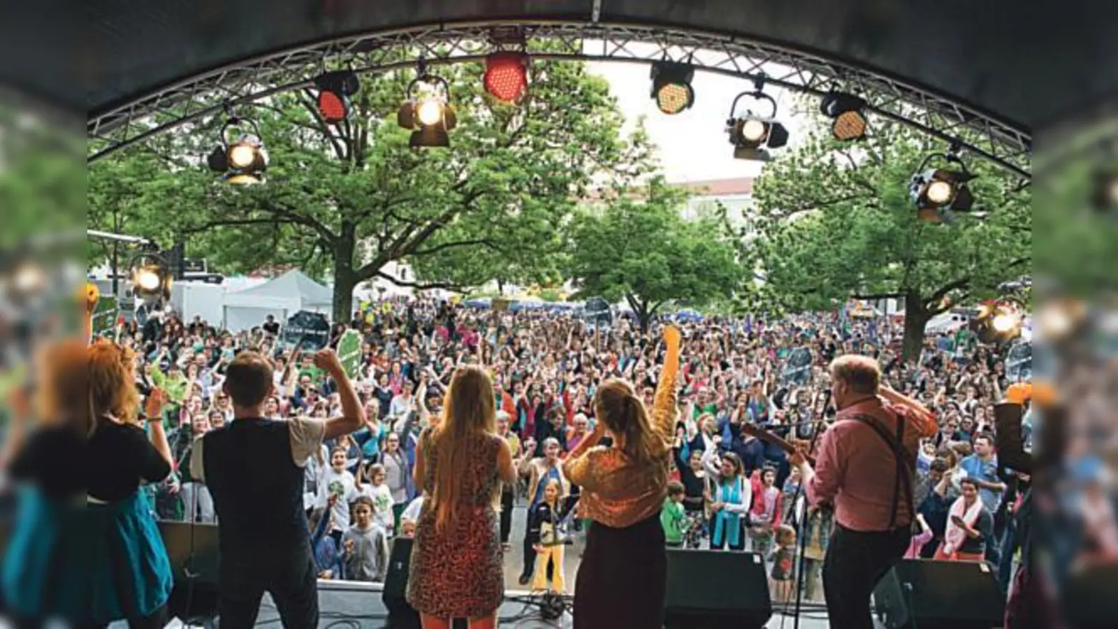 Die stimmgewaltige A-Capella-Combo »str8voices« unterstützt die Sängerinnen und Sänger beim Singen von »Do it now«.	 (Foto: Andreas Müller)