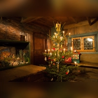 Der Christbaum bringt das Licht in die Stube. (Foto: Markus Wasmeier)