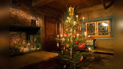 Der Christbaum bringt das Licht in die Stube. (Foto: Markus Wasmeier)