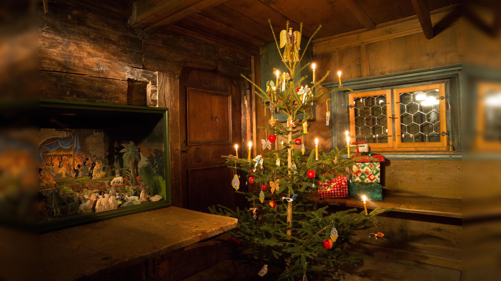 Weihnachten-steht-vor-der-T-r-adventliche-Stimmung-im-altbayerischen-Dorf