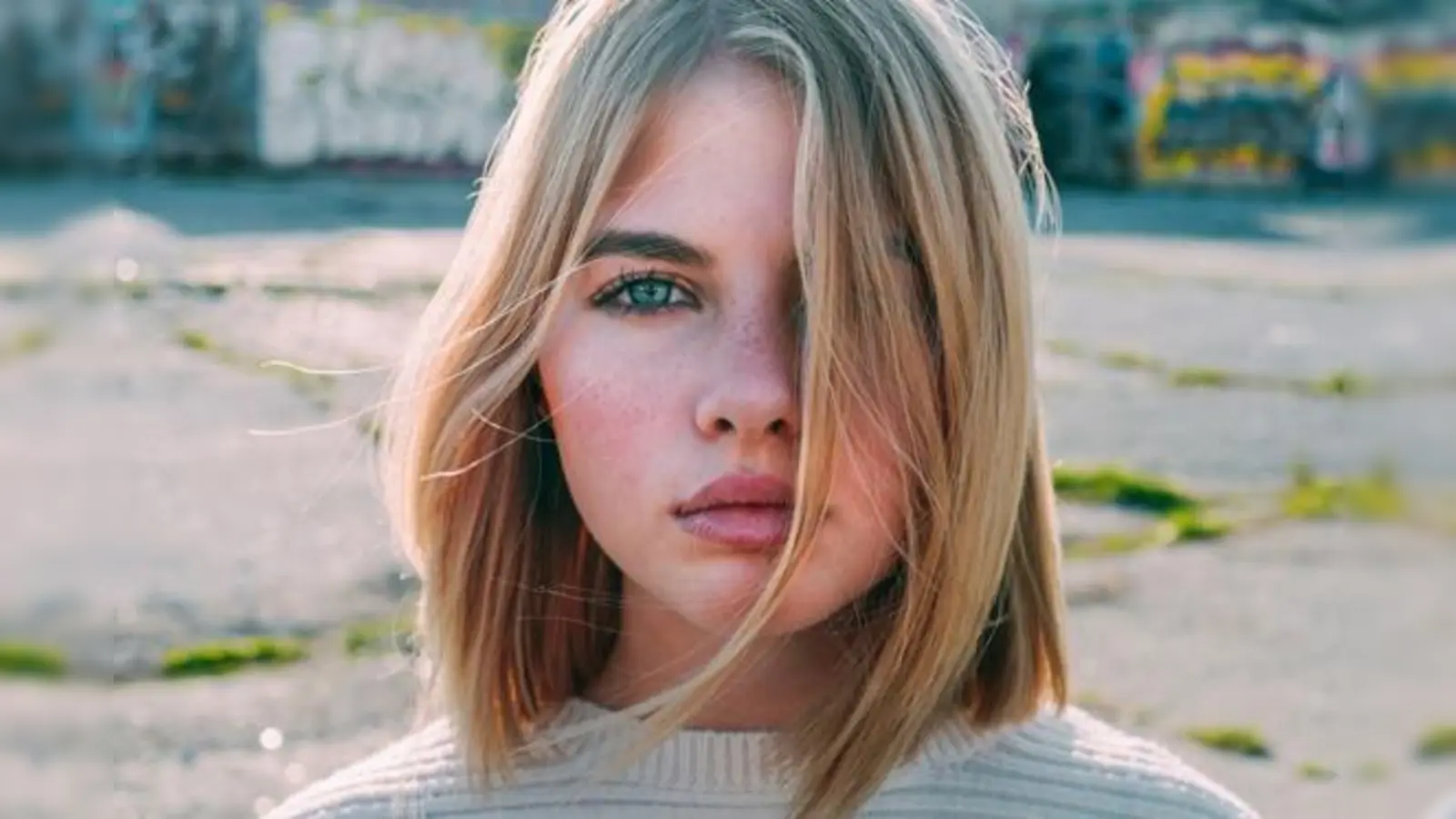 Eigentlich ist Jellina Häuser eine ganz normale Schülerin. Doch während ihre Klassenkameraden in den Sommer-Ferien waren, brachte sie ihre erste Single „Alles” raus. Nun erlebt die 16-Jährige ihre erste Deutschland-Tournee.  (Foto: Sascha Wemicke/Achtabahn)