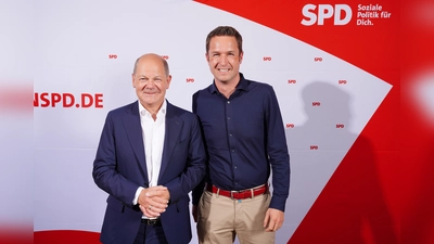 Bundeskanzler Olaf Scholz stellte sich in München den Fragen der Bürger. Landtagskandidat Florian Schardt verwies auf die Notwendigkeit der weiteren Förderung der Geothermie im Landkreis. (Foto: jh)
