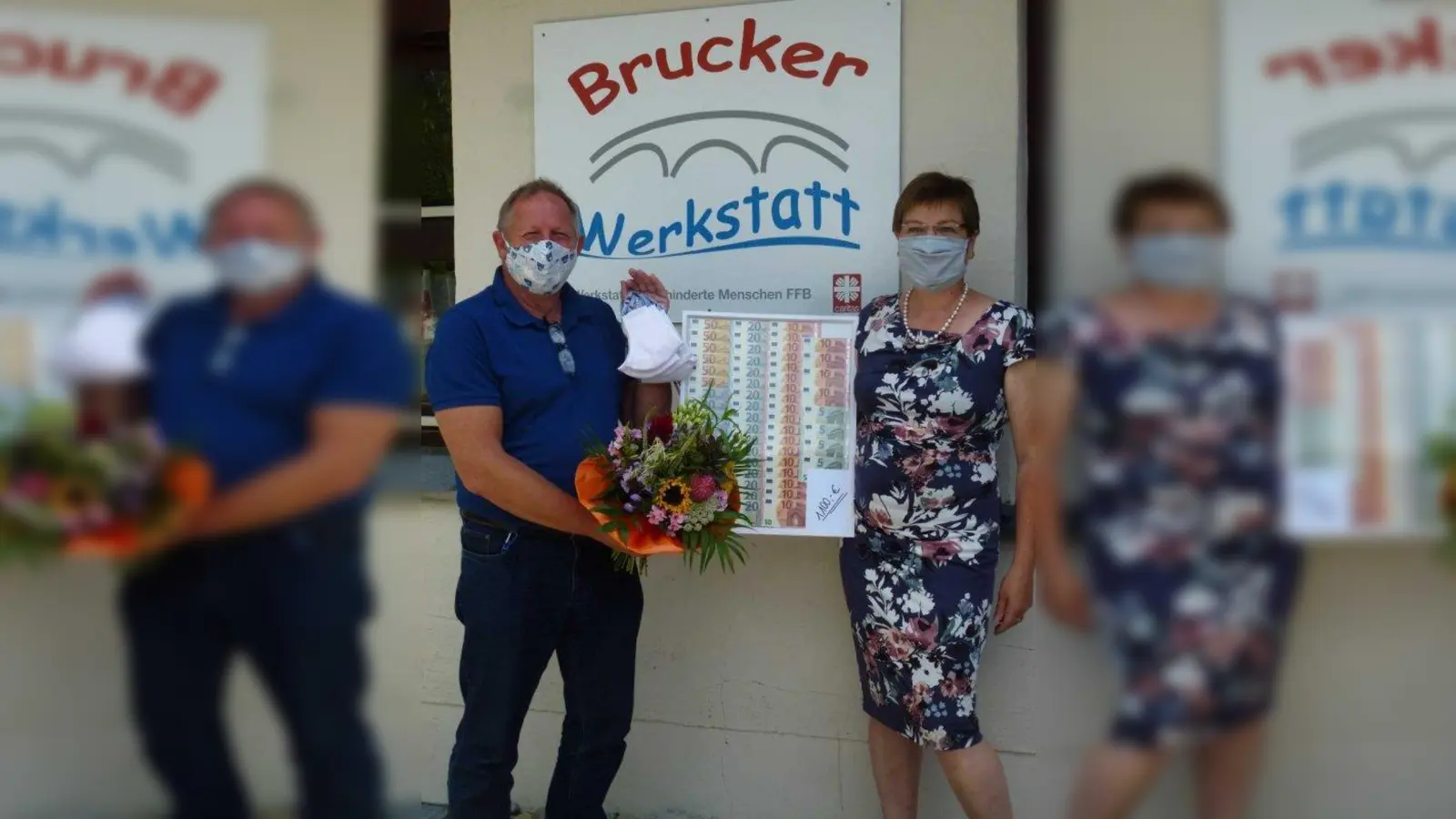 Iris Sprenger (rechts) überreicht Masken und die Spende von 1100 Euro an Werkstattleiter Wolfgang Holmer (links). (Foto: Michael Sprenger Puchheim)