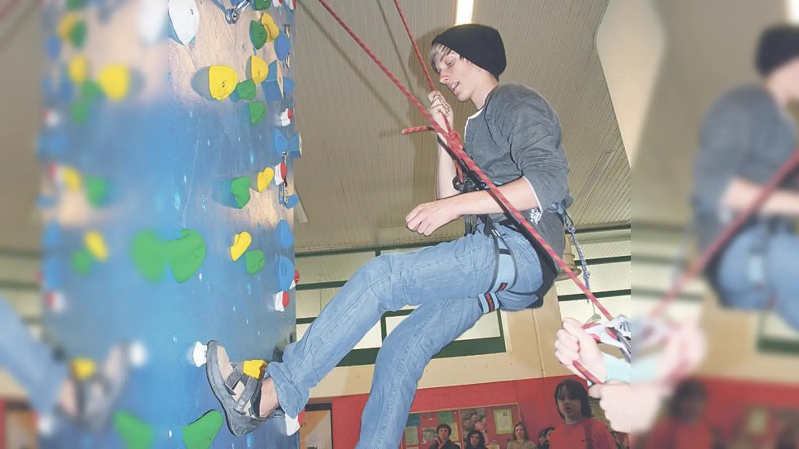 Andreas Siegel nahm die Erstbesteigung der 5,50 Meter hohen neuen Kletterwand in der städtischen Willy-Brandt-Gesamtschule am Harthof vor.  (Foto: ws)