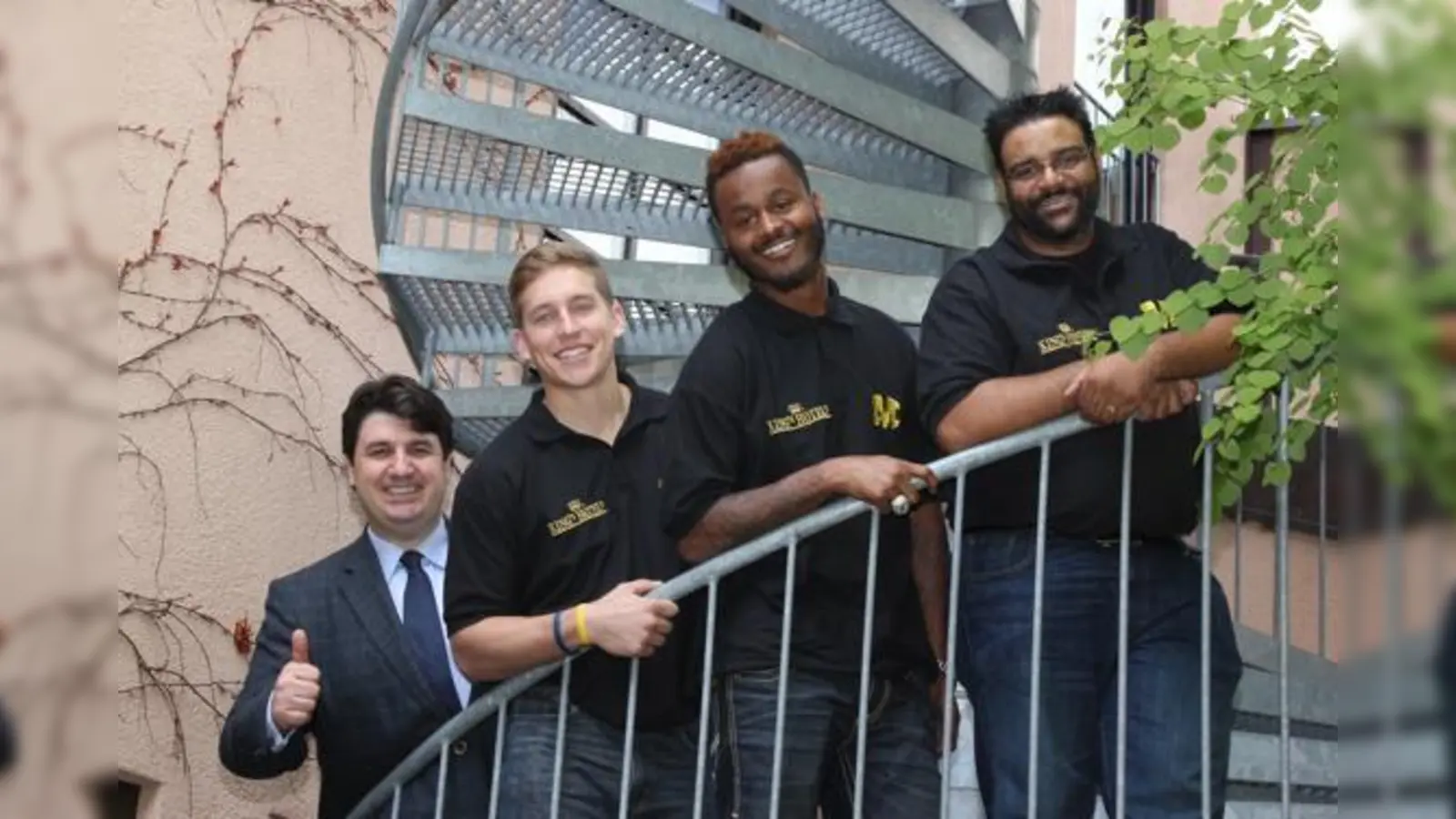 Starten zuversichtlich in die neue Football-Saison (v.l.): Präsident Werner L. Maier, Quarterback Jake Schaefer, Defensive Back Marice Sutton und Head Coach Kevin Herron. Offizieller Start ist am 7. Mai.	 (Foto: ch)