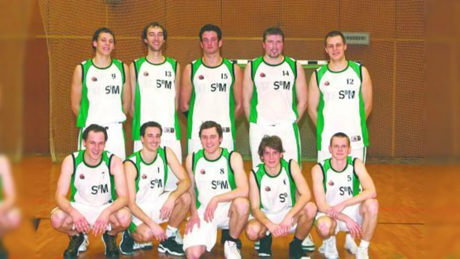 Das Regionalliga-Team des DJK Sportbund München: Basti Ebner, Marco Geidosch, Topscorer Max Maenza, Dennis Trautwein (Co-Trainer) sowie Flo Geheeb (hinten v.l.) und Spielertrainer Johannes Schweizer, Tobi Hummel, Felix Müller, Xaver Egger und Philipp Först (vorne v.l.). (Foto: H. Handwerker)