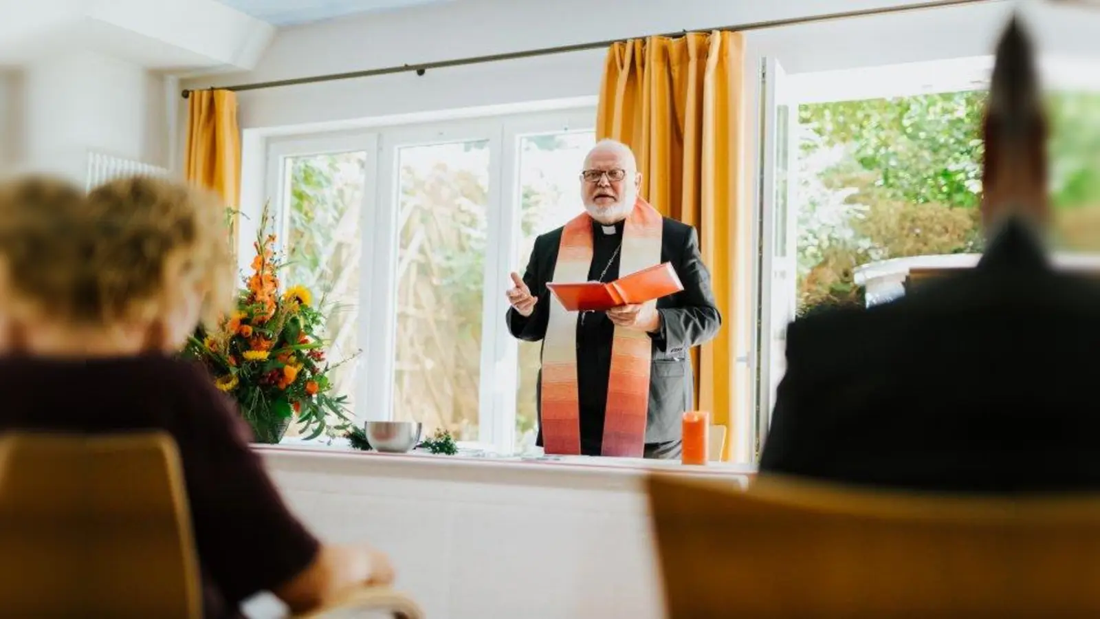 Kardinal Reinhard Marx weihte die Wohnung in der Waakirchner Straße ein. (Foto: Hendrik Steffens)