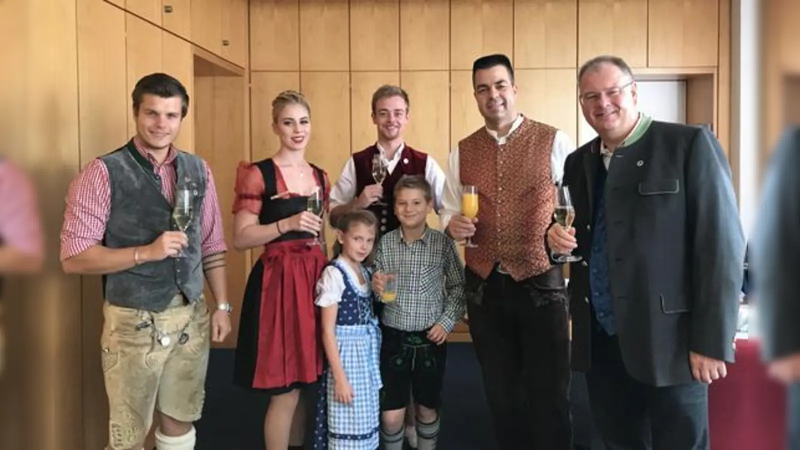 Stießen auf die kommende Faschingsaison an: Gleisenia-Präsident Stefan Lex, Prinzessin Susanne, Prinz Matthias, das Kinderprinzenpaar Magdalena und Lukas, Manager Josef Kortländer und Bürgermeister Wolfgang Panzer. (Foto: hw)