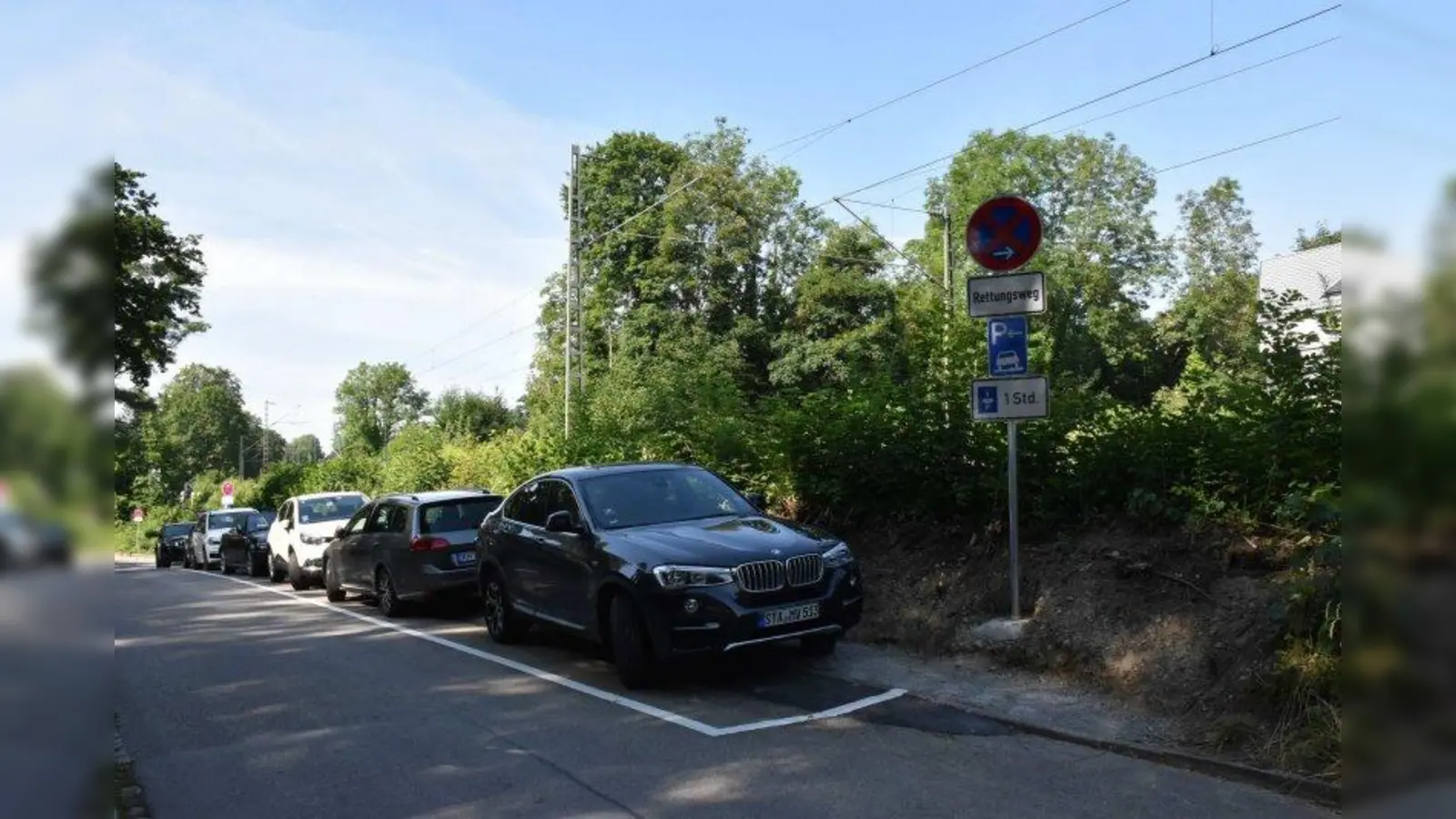 Geht doch: Weil die Böschung abgegraben wurde, gibt's jetzt ein paar mehr Parkplätze am beliebten Badegelände Steininger Grund. (Foto: Hauck)