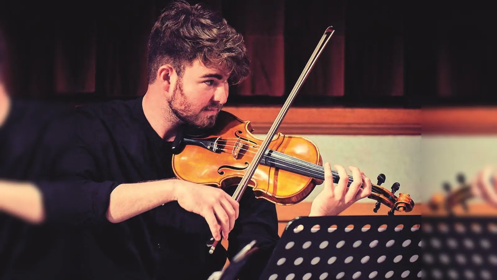 Julian Schad begleitet an der Violine „Mozart auf der Reise nach Prag”. (Foto: Ralf Kilian)