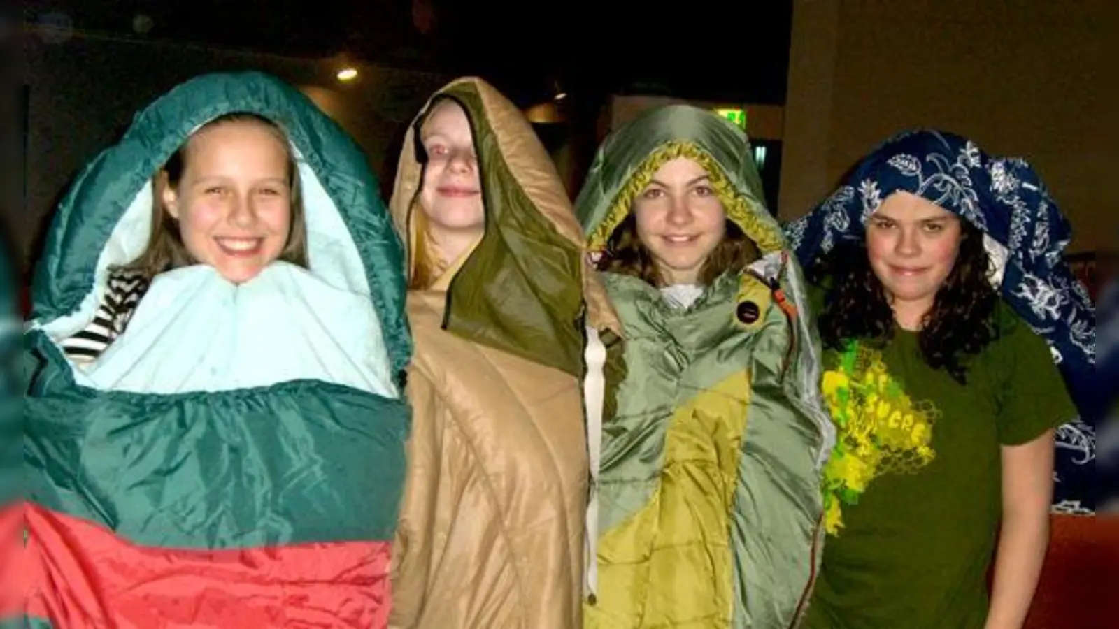 So könnte der Unterricht öfter aussehen: »Bewaffnet« mit Schlafsäcken und Isomatten ging es in die Lesenacht.	 (Foto: VA)