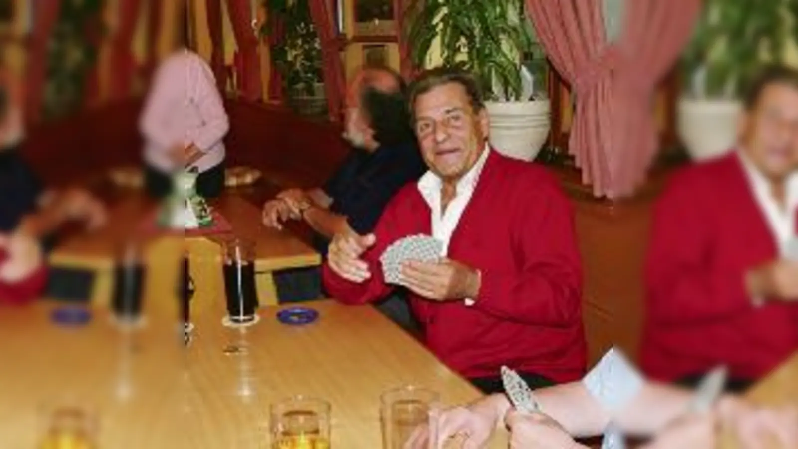 Andreas Aumer beim Schafkopfen. Am liebsten wären ihm alle vier Ober und Unter dann hätte er eine »Sie« gelegt. Mehr geht im Spiel nicht.    (Foto: ks)