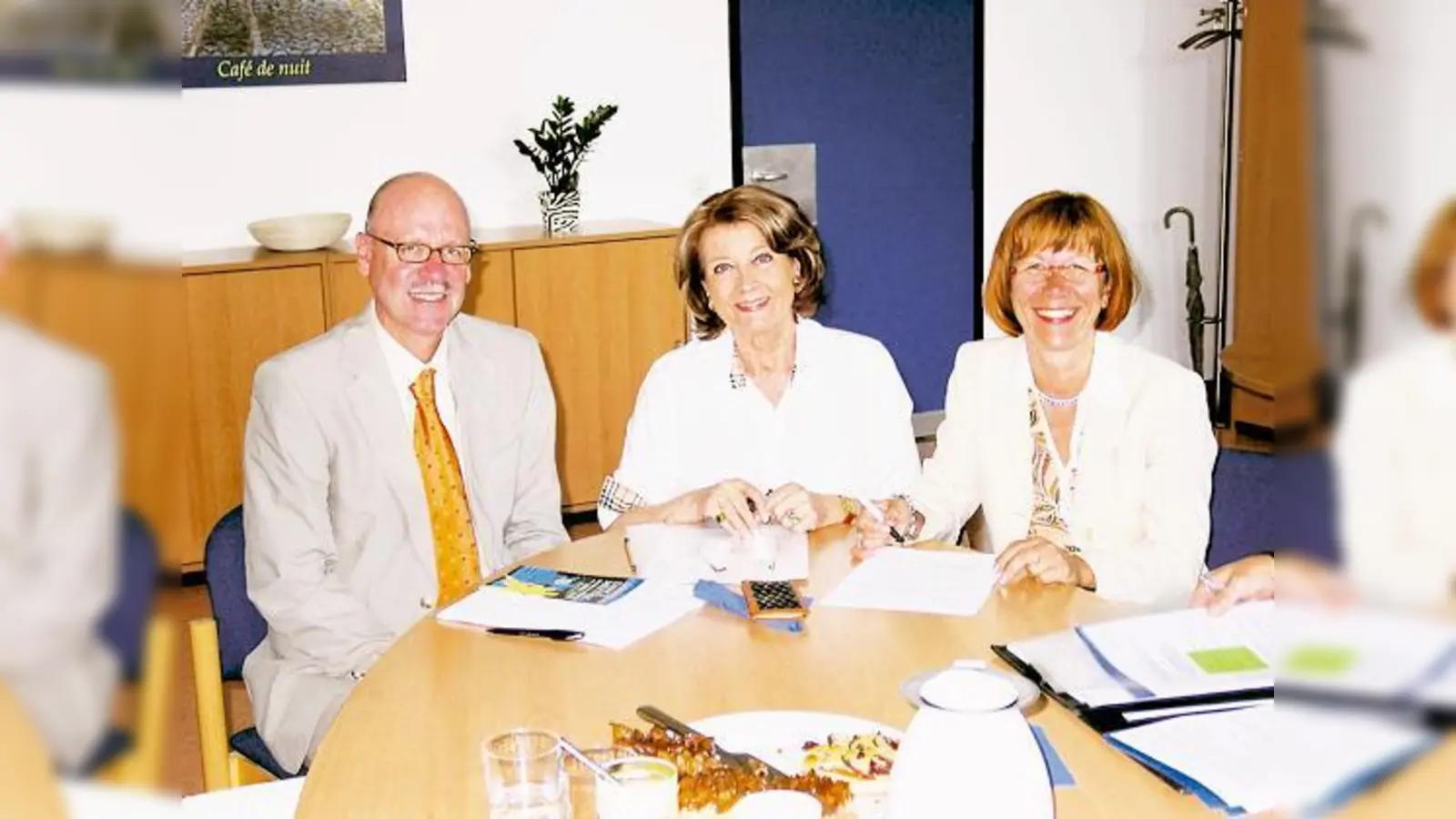 Unterzeichnung des Kooperationsvertrages am Michaeli-Gymnasium mit (v.re.): Schulleiterin Angelika Loders, Vereinsgründerin Gisela Rockola und Ulrich Zangenfeind, stellvertretender Schulleiter. 	 (Foto: Privat)
