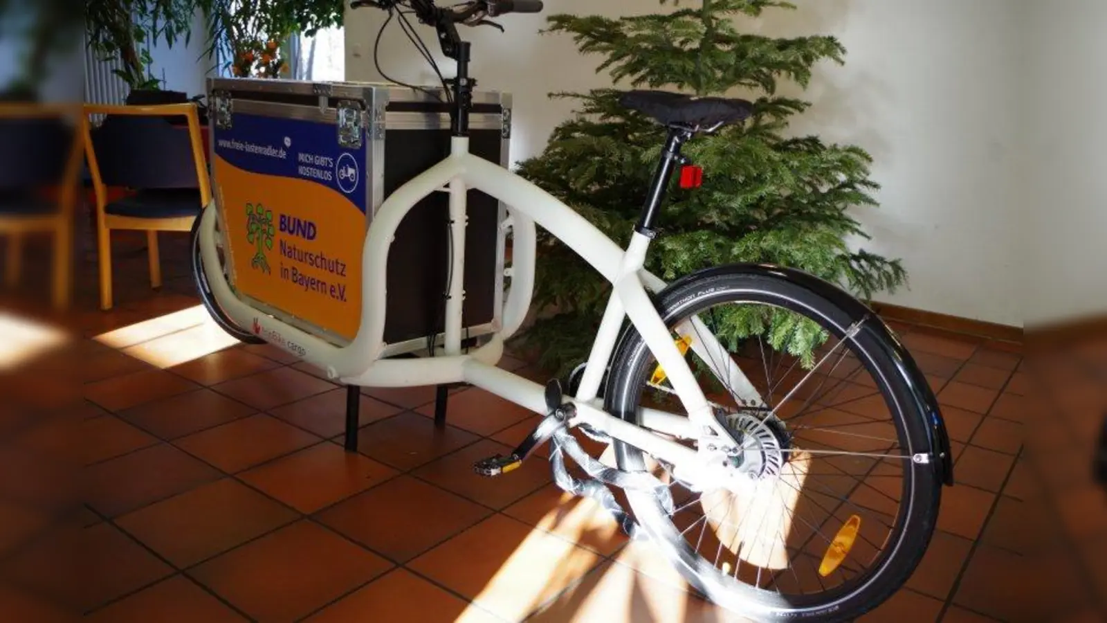 Das Lastenrad „Alois“ steht allen Bürgern kostenlos zum Ausleihen zur Verfügung. Bis November hat „Alois“ seine Station noch im Alten- und Servicezentrum Laim. (Foto: kö)