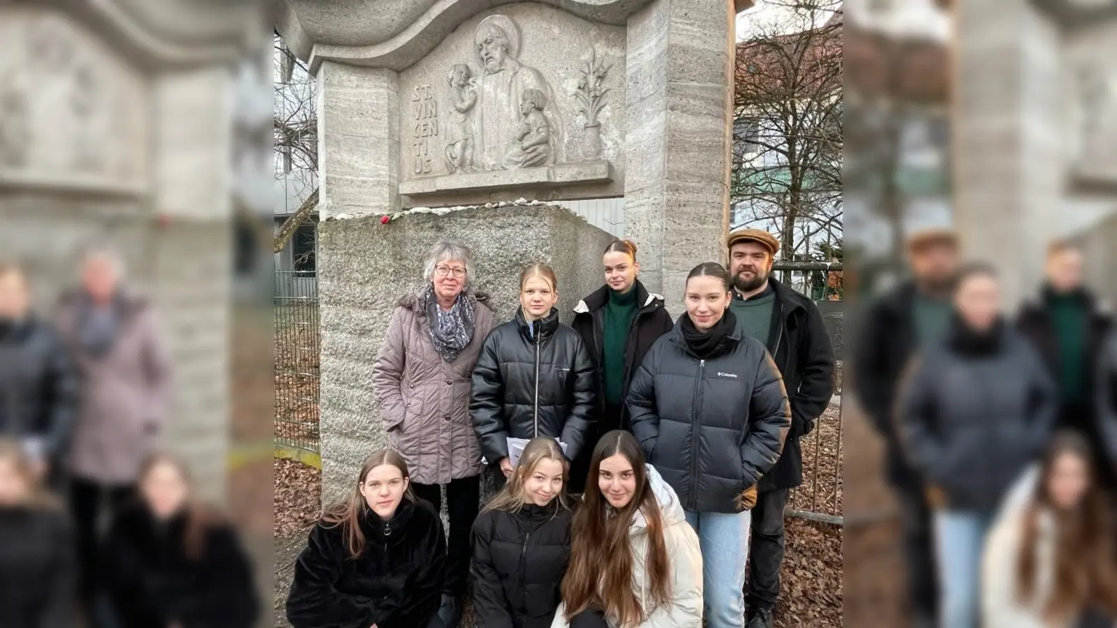 Schülerinnen und Lehrkräfte der Maria-Ward-Mädchenrealschule gedachten den rund 500 Jüdinnen und Juden, die im Kloster St. Michael interniert waren. (Foto: Schule)