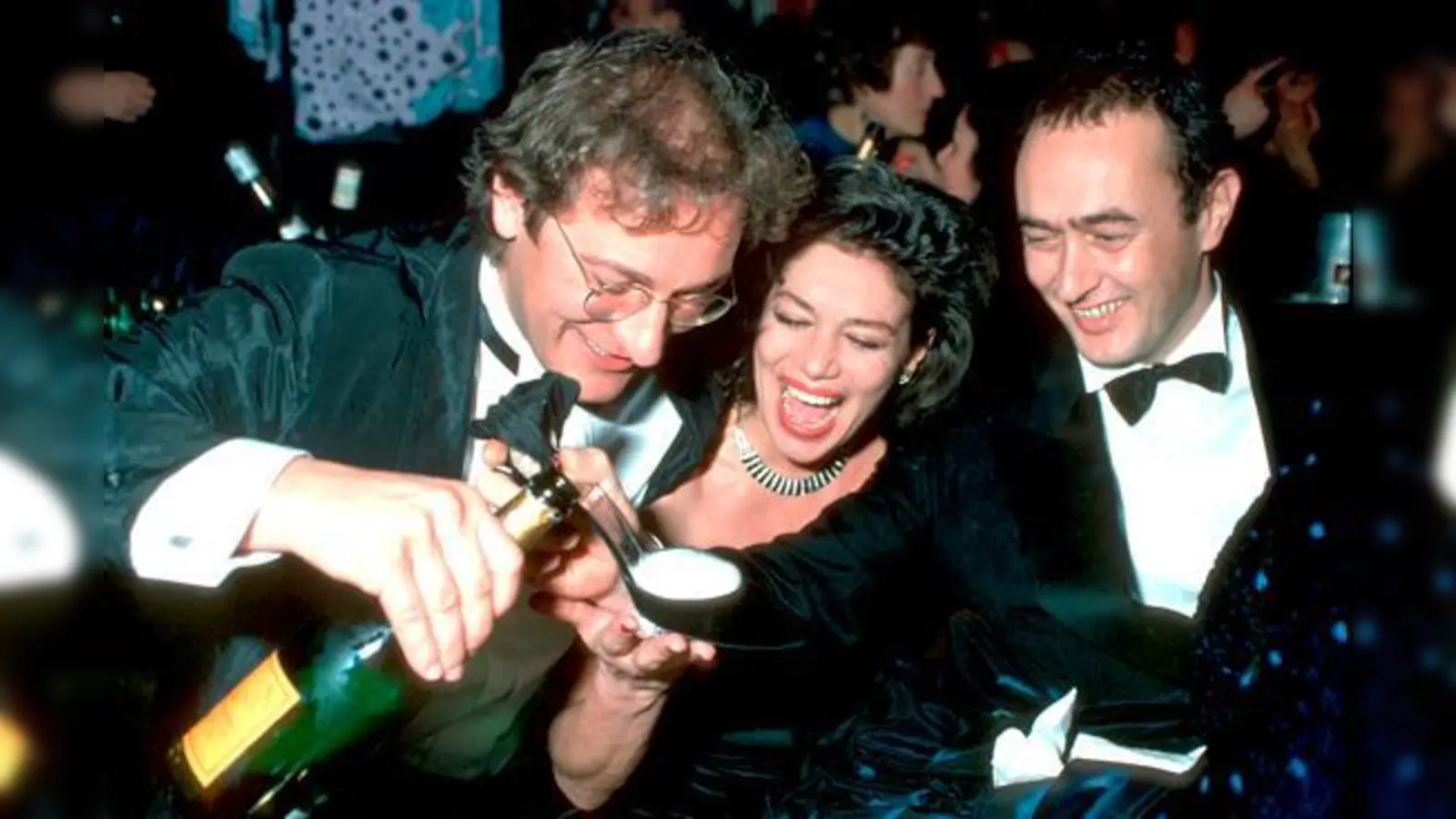 annelore Elsner trinkt aus ihrem Stöckelschuh Champagner: Diese und andere Fotos gibt es bei der Ausstellung 40 Jahre Deutscher Filmball zu sehen.  (Foto: VA)