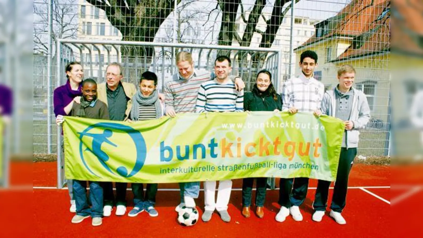 Rüdiger Heid (3.v.li.) und das Team von buntkicktgut freuen sich über den Beginn der Sommersaison-Liga.  (Foto: tg)