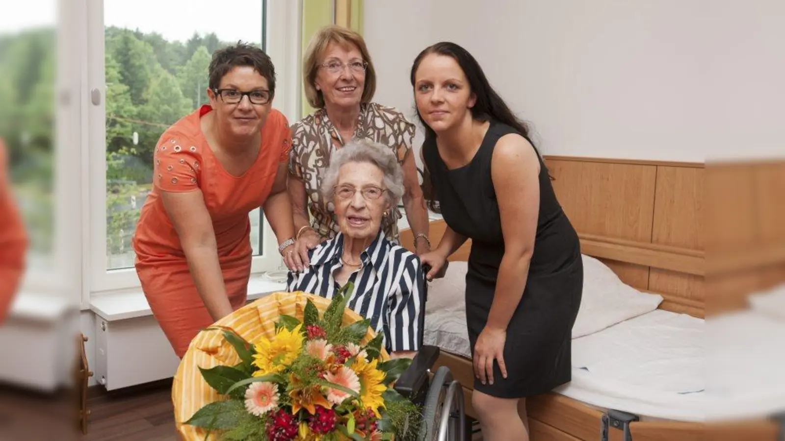 Theresia Glatzel (vorne) gemeinsam mit ihrer Tochter Elfriede Auras (m.) sowie der Leiterin des evangelischen Pflegezentrums Sendling, Doris Löhr (l.) und Mandy Feist, Pflegedienstleitung des Zentrums. (Foto: Kurt Bauer)