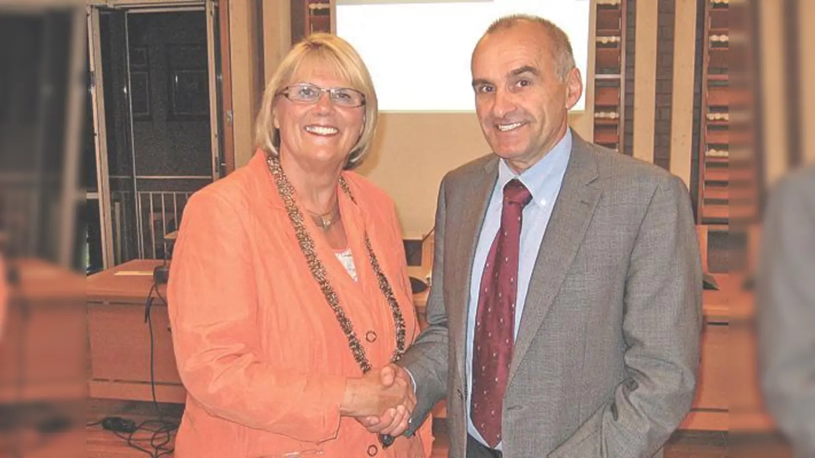 Erste Bürgermeisterin Hannelore Gabor nahm Rudolf Schopf den Amtseid ab. 	 (Foto: Stadt Garching)