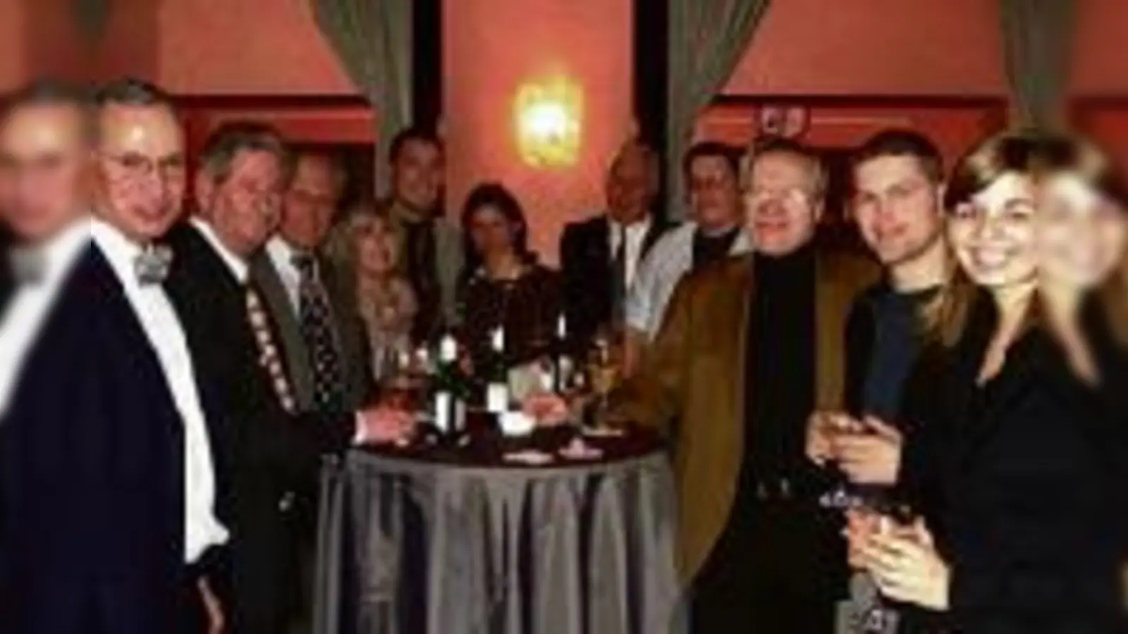 Die CSU-Mitglieder stießen auf die Herausforderungen im Jahr 2008 an. 	 (Foto: VA)