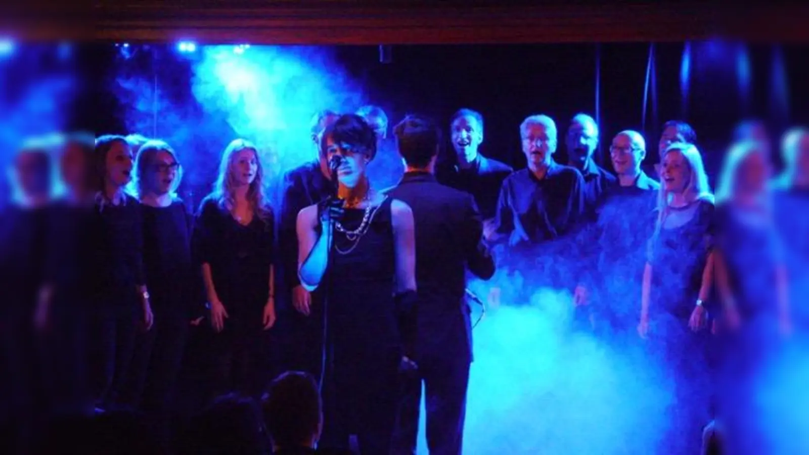Im blauen Licht: Der Schwabinger Chor „munich blue notes” präsentiert ausgefeilte Arrangements. (Foto: munich blue notes)