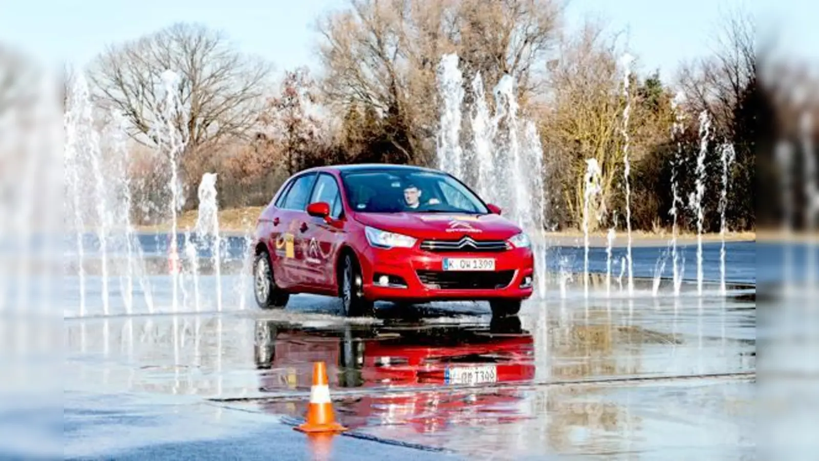 Wasserfontänen simulieren gefährliche Hindernisse beim ADAC Fahrsicherheits-Training.	 (Foto: ADAC)