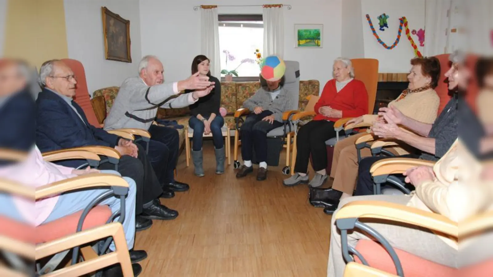 Spielerisch übt hier Studentin Susanne Fiedler mit einigen Gästen der Tagespflege Aubing Reaktionsvermögen, Beweglichkeit und das Gedächtnis. (Foto: Eva Schraft)