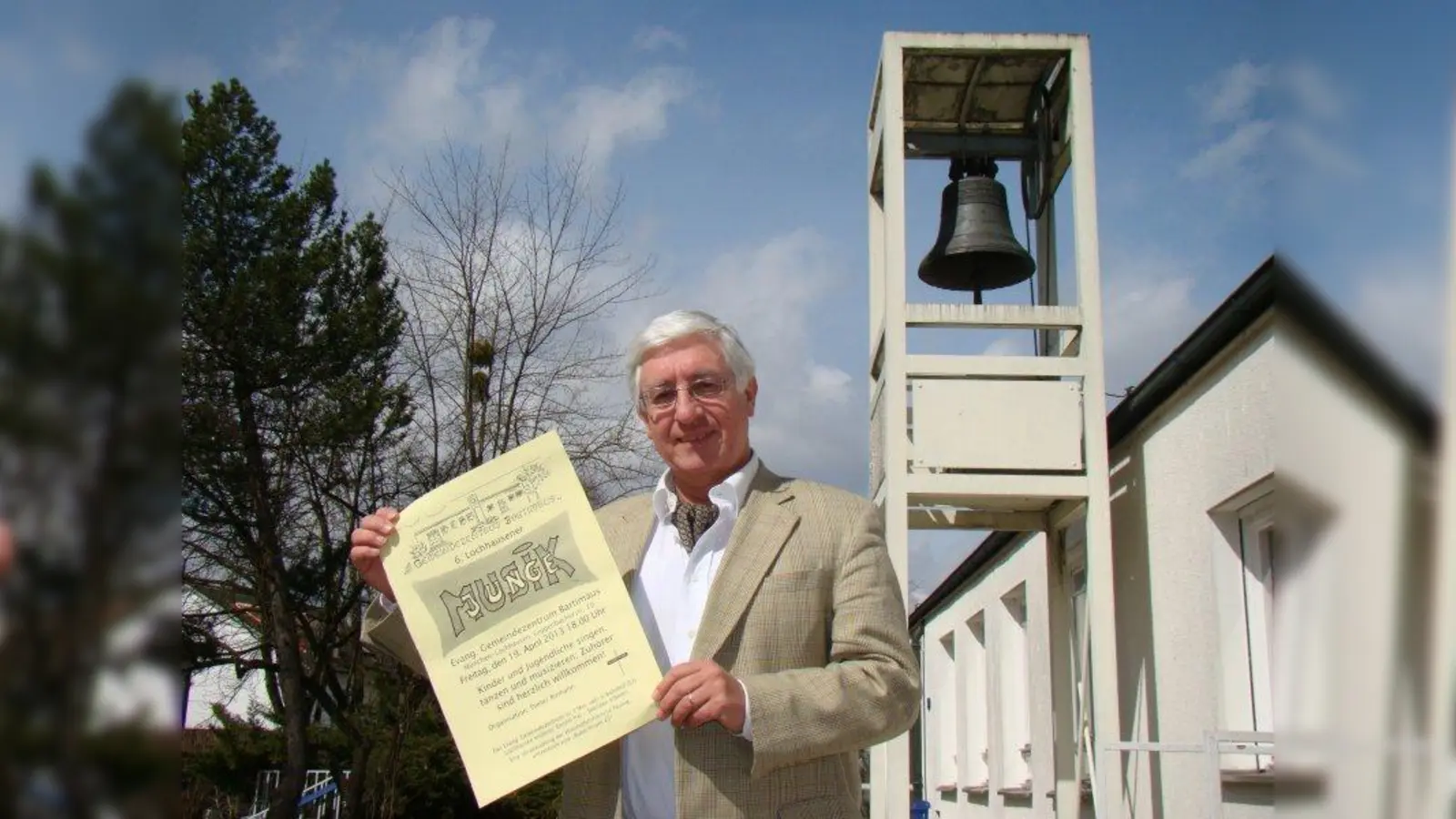 Dieter Birmann vor dem freistehenden Glockenturm des Gemeindezentrums Bartimäus. Der Turm trägt die älteste Glocke einer Münchner evangelischen Kirche. Sie stammt aus dem Geläut der alten Matthäuskirche und wurde 1830 V(on) N(icolaus) RE(nault) aus Lothringen gegossen. (Foto: pst)