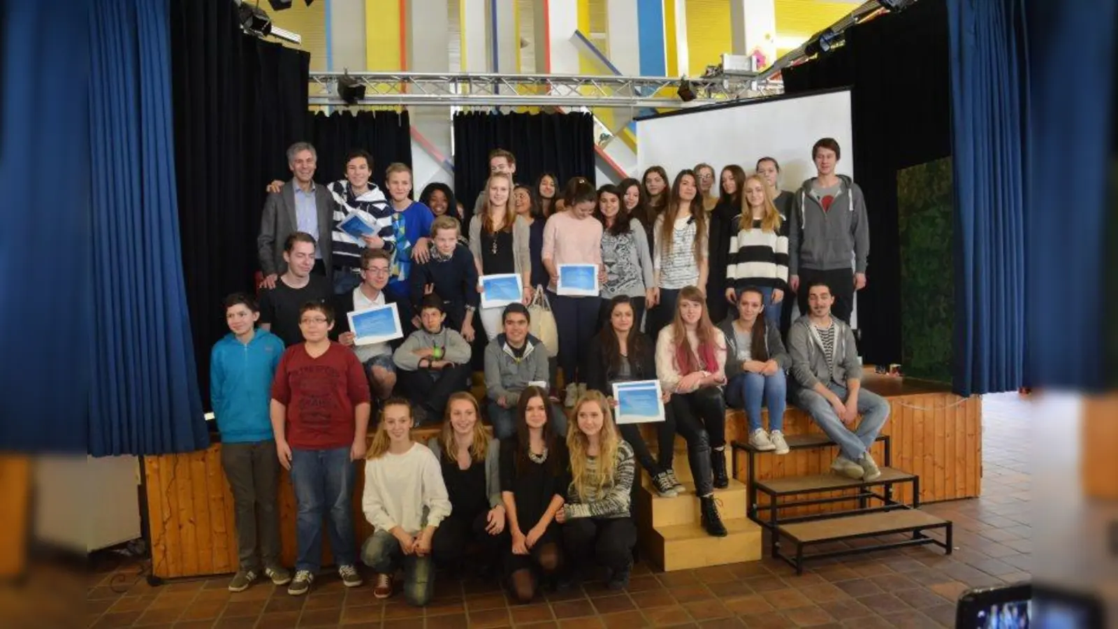 Bei der Abschlussveranstaltung in der Peslmüller-Mittelschule: Comenius-Schüler überreichen dem EU-Abgeordneten Gerald Häfner (links oben) eine Gesetzesinitiative. (Foto: pi)
