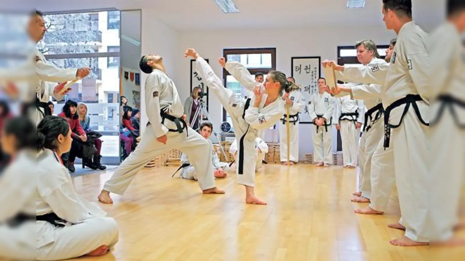 Die Zuschauer halten den Atem an  so eindrucksvoll, so präzise sind die Fertigkeiten, die die sechs Schwarzgurt-Prüflinge demonstrieren. 	 (Foto: VA)