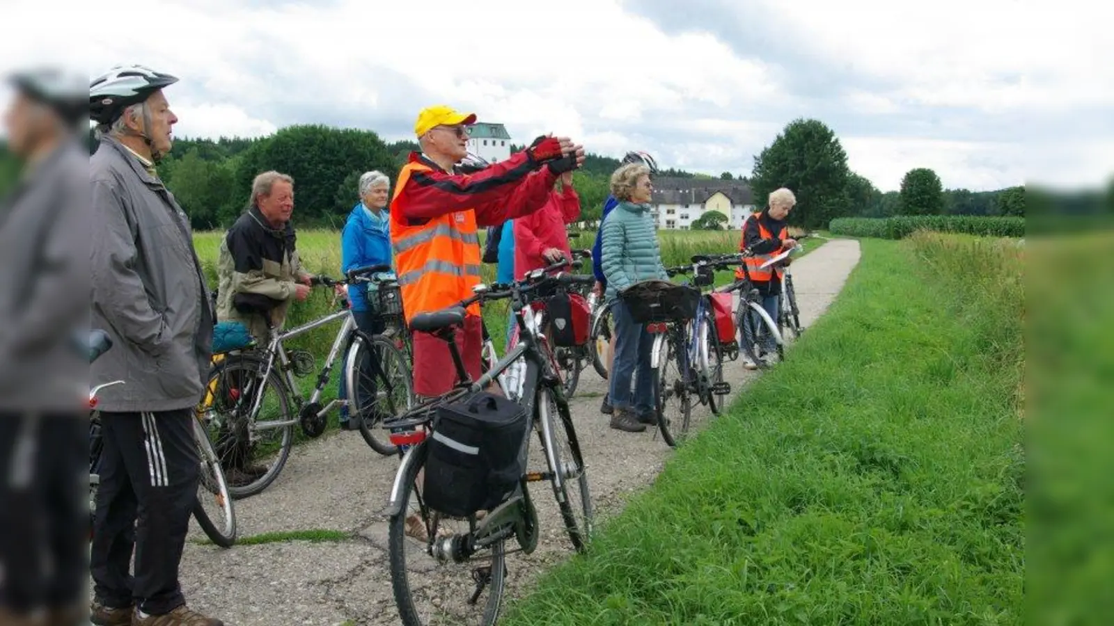 Die gemeinsame Abschlusstour führte die Würmtaler Stadtradler nach Leutstetten auf den Wegen der Römer und Wittelsbacher. Karl Ludwig Hebler (vorn Mitte) von der Gesellschaft für Archäologie und Geschichte - Oberes Würmtal e.V. organisierte die Route und erklärte wichtige Etappen. (Foto: Roman Brugger)