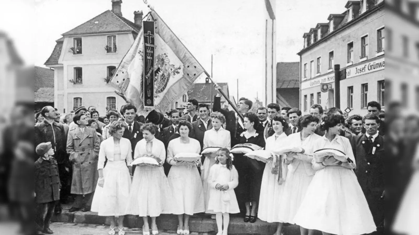 Ein hübscher Anblick waren die Fahnenjungfern in ihren weißen Kleidern auf dem Foto von 1951. (Foto: Burschenverein)