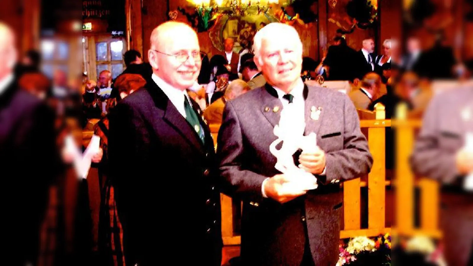 Helmut Nehlert, der stolze Schütze der »Denninger«, mit seinem Ehrenpreis.	 (Foto: Privat)