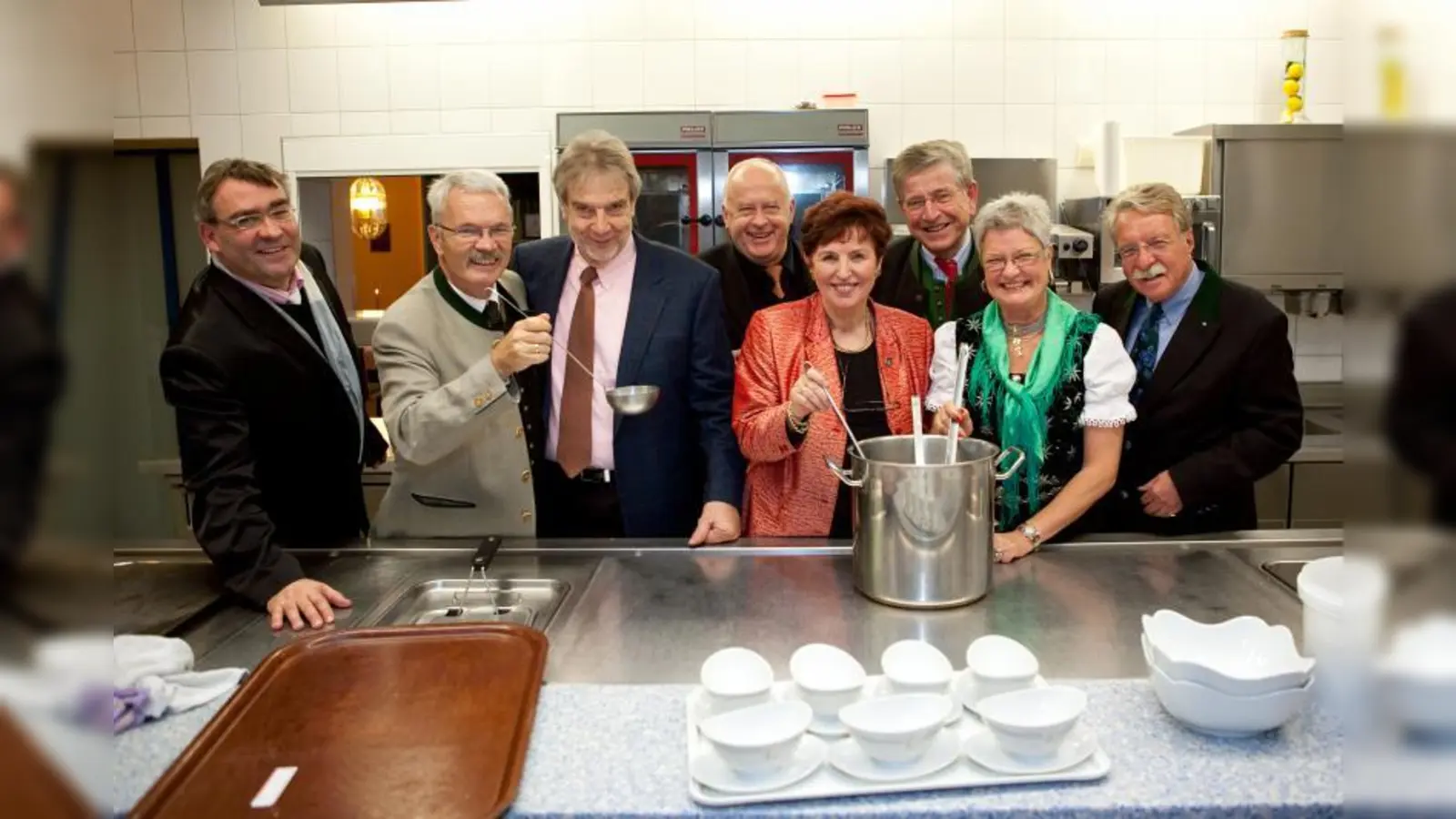 „Topfgucker”: v.l. Schulleiter Robert Blume, Jubilar Hans Passian, Vorsitzender VBP Gustav Huber, Stadtrat a. D. Thomas Schmatz, Stadtschulrätin a. D. Elisabeth Weiß-Söllner, MdL Dr. Thomas Goppel, Kermess-Eignerin Liebgard Passian und MdL Dr. Otmar Bernhard (Foto: pi)