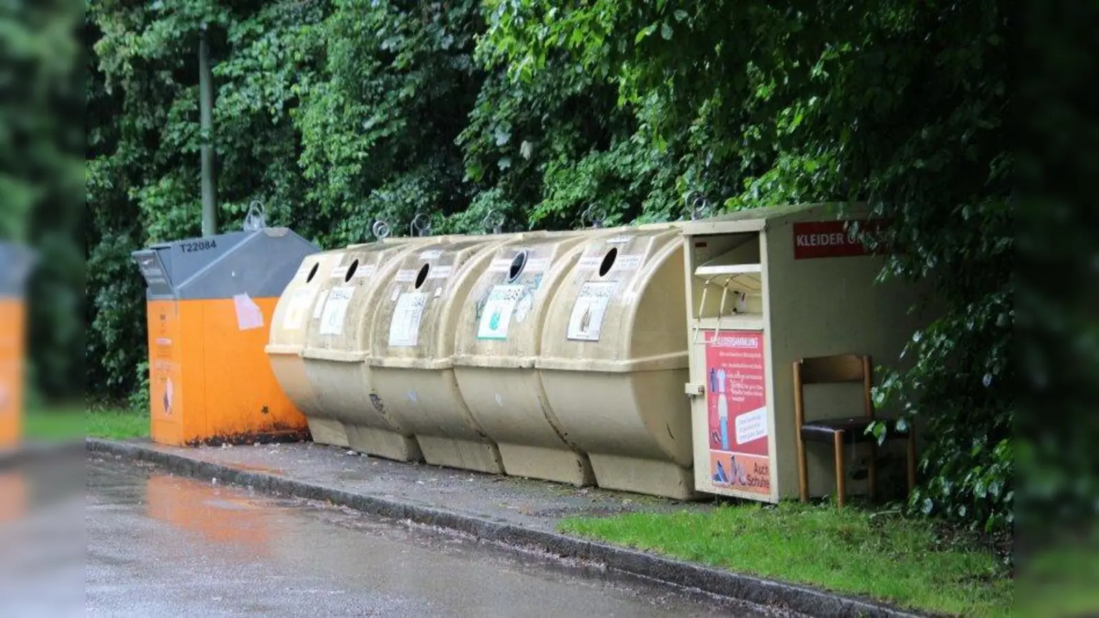 Die Wertstoffinsel in der Hitlstraße wird weder verlegt noch in Unterflurcontainer umgewandelt. (Foto: sb)