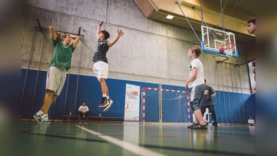 Unter der Schirmherrschaft des ehemaligen NBA-Stars Dirk Nowitzki (links) sind Kinder ab sechs Jahren und Jugendliche aus allen Stadtteilen sind zum 90-minütigen Basketballtraining eingeladen. (Foto: Philipp Reihnhard)