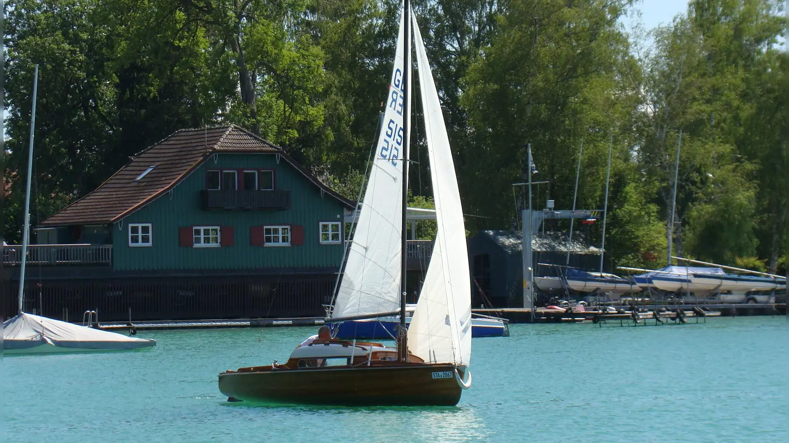 Das Vereinsheim am Wörthseeufer ist das Herz des Segler Vereins Wörthsee. (Foto: pst)