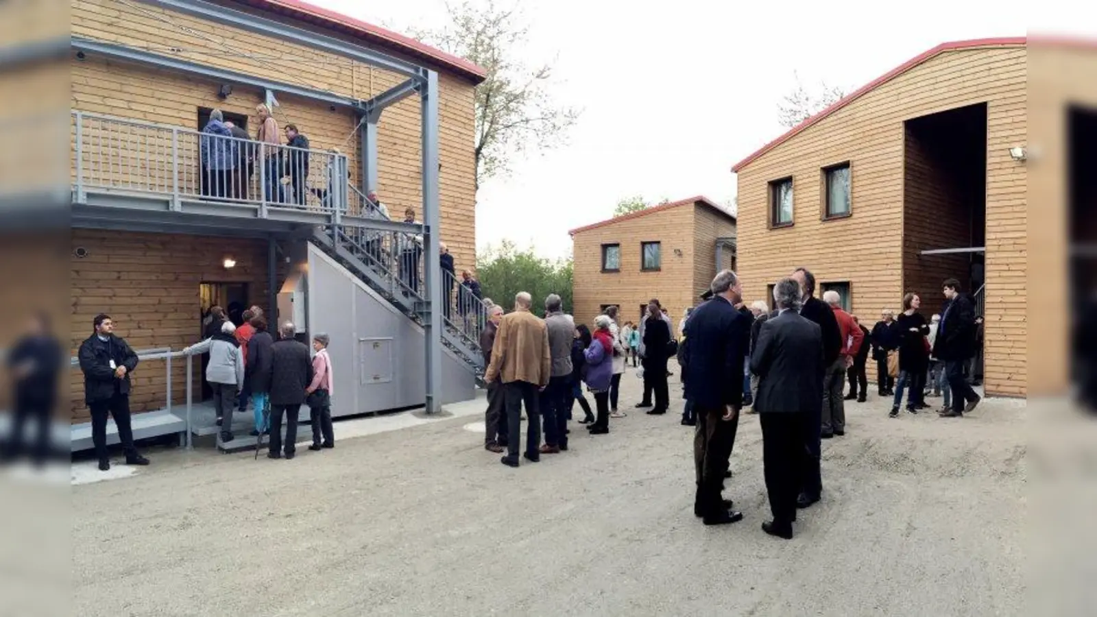 Wie in der Gräfelfinger Großhaderner Straße entstand auch in Planegg am Friedhof ein kleines Dorf für Flüchtlinge. 72 Flüchtlinge werden hier in den nächsten Tagen einziehen können, die meisten kennen Planegg bereits aus der Zeit der Notunterkunft in der Turnhalle im Sommer 2015. (Foto: us)