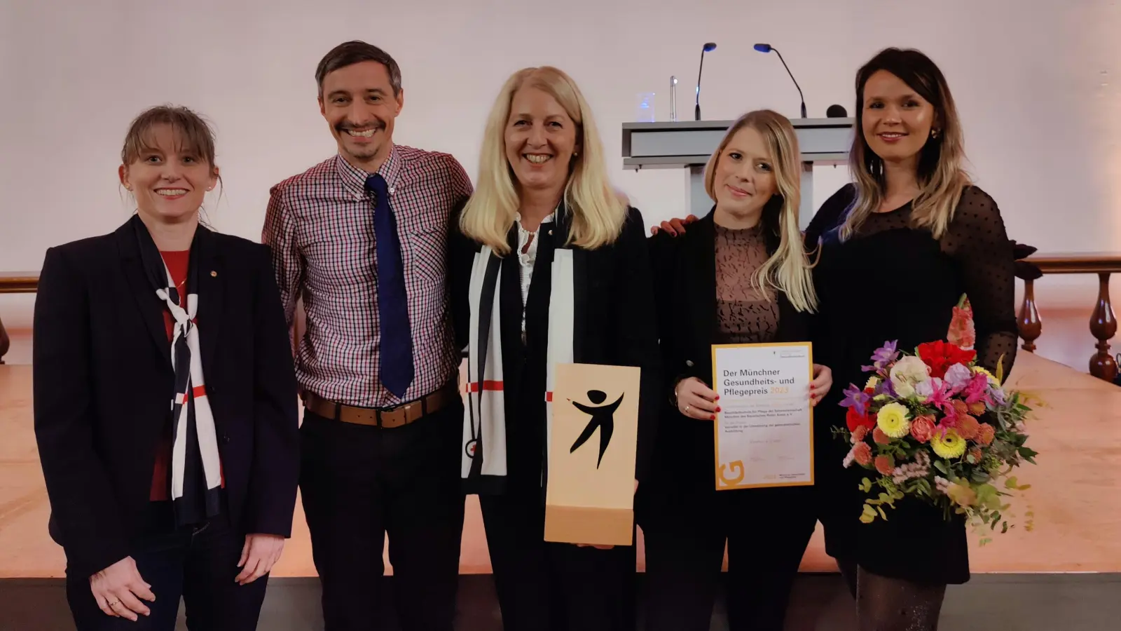 Schulleiterin Margit Schmid (m.) und ihr Team freuen sich über den Pflegepreis der Stadt.<br>  (Foto: pr)