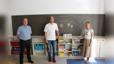 Der neue Schulleiter Thomas Eusemann (Mitte) und die neue Konrektorin Christina Knappe nahmen gemeinsam mit 1. Bürgermeister Martin Pape die Monitore in Betrieb. (Foto: Gemeinde Polling)