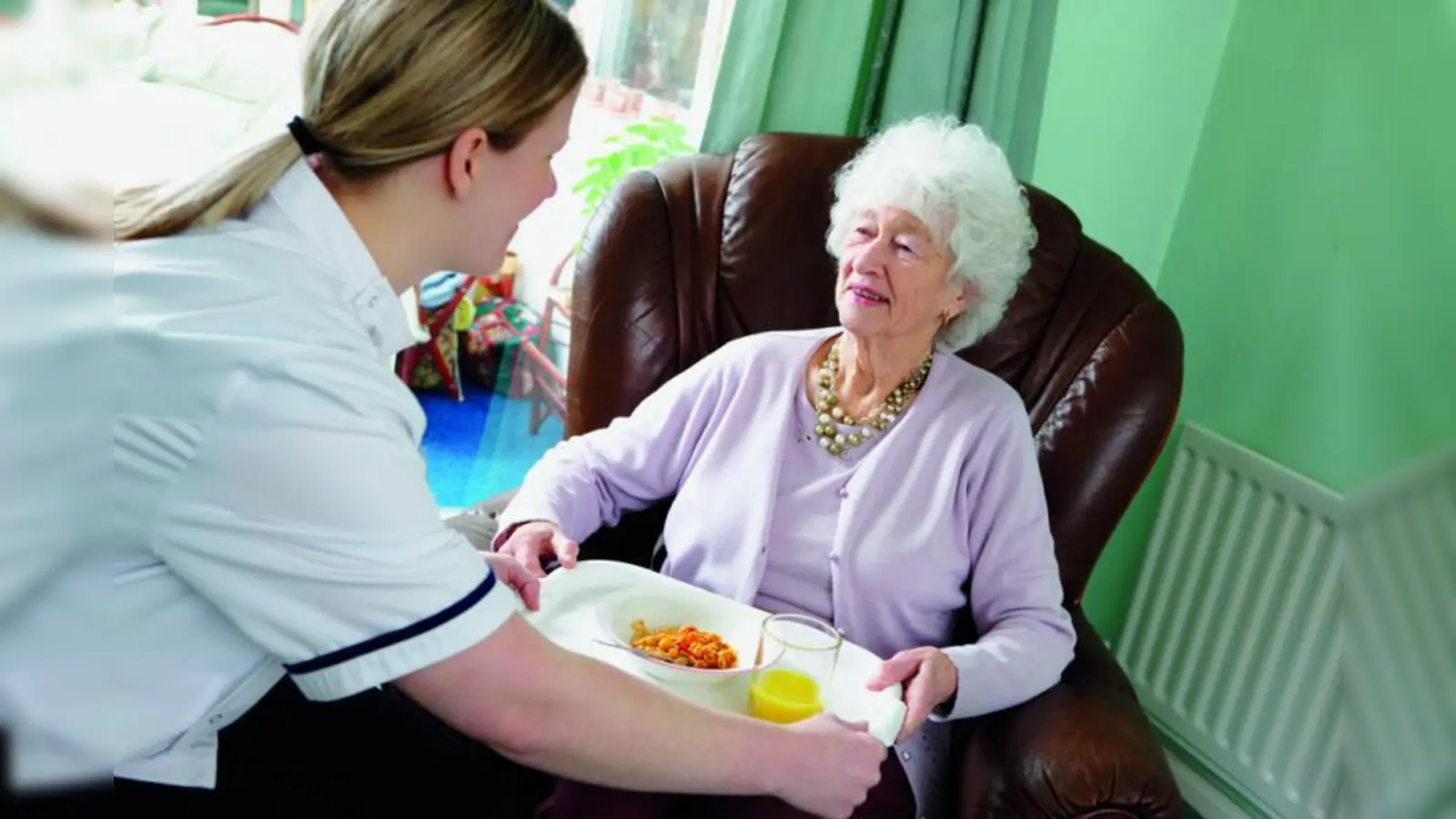 Fachkräftemangel in der Pflegebranche: Gut qualifizierte Mitarbeiter aus dem Ausland könnten Engpässe vermeidbar machen. (Foto: Photos.com)