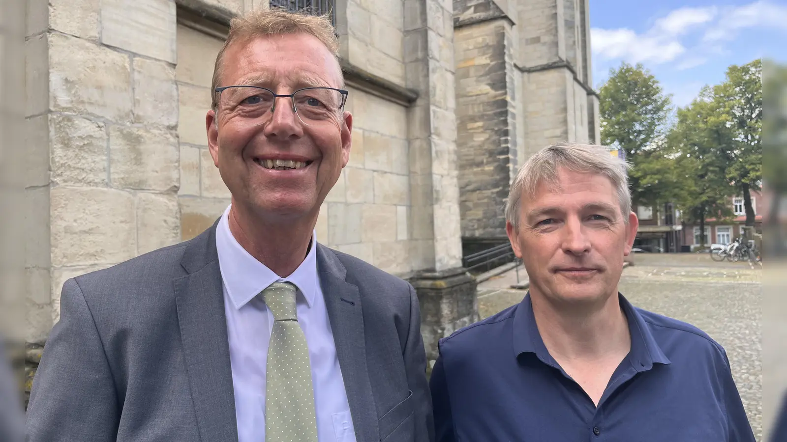 Der frühere Münsteraner Priester Thomas Laufmöller (links im Bild) liest zusammen mit Journalisten Ralf Isermann aus dem gemeinsamen Buch in St. Philippus. (Foto: privat / Isermann)