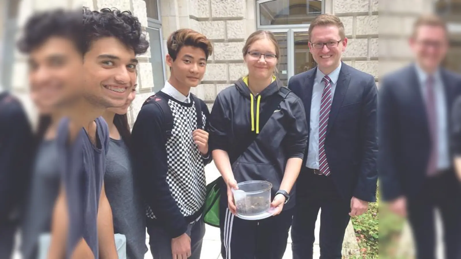 Der Abgeordnete Wolfgang Stefinger (rechts) mit Schülern des Wilhelm- Hausenstein-Gymnasiums beim Ausbringen der Erde aus dem Schulgarten in das Kunstwerk »Der Bevölkerung«.	  (Foto: Bundestagsbüro Dr. Stefinger)