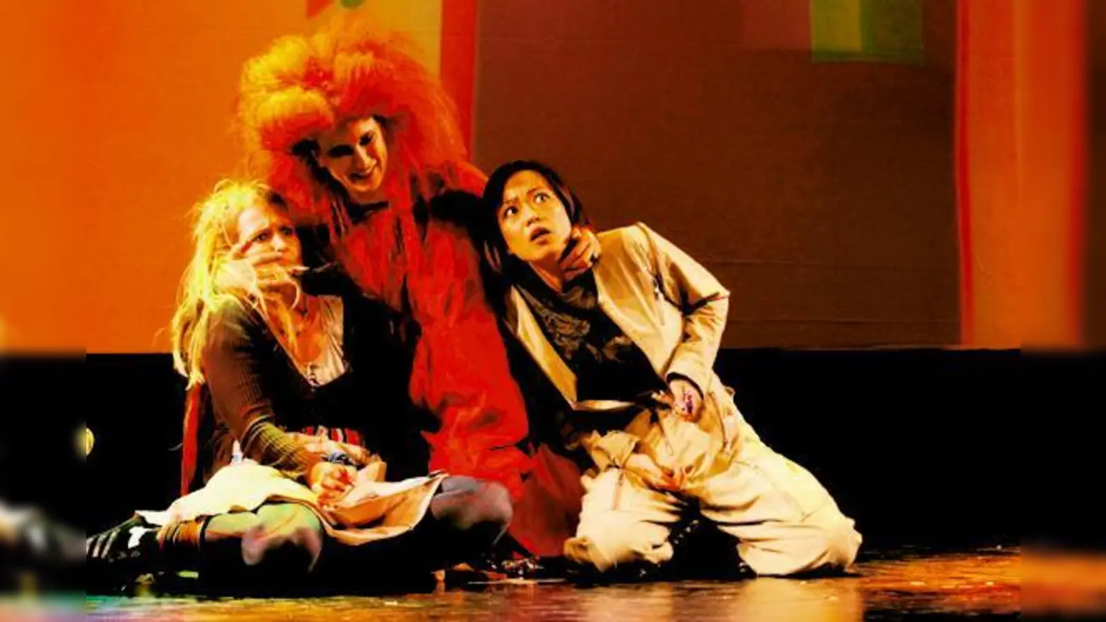 Schön und einschmeichelnd singt die Hexe (Veronika Farkas)  Hänsel (Misaki Ono) und Gretel (Julika Birke) geht es dabei nicht gut. 	 (Foto: Splettstösser)